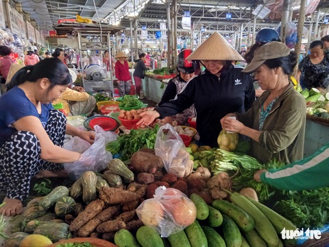 Tâm bão số 6 dự báo đổ bộ vào Phú Yên: Các địa phương tất bật đối phó - Ảnh 8. Tâm bão số 6 dự báo đổ bộ vào Phú Yên: Các địa phương tất bật đối phó - Ảnh 8.