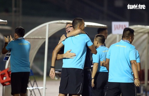 U19 Việt Nam đầy cảm xúc sau khi giành vé dự VCK châu Á 2020 - Ảnh 1. U19 Việt Nam đầy cảm xúc sau khi giành vé dự VCK châu Á 2020 - Ảnh 1.