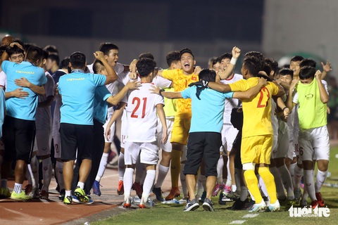 U19 Việt Nam đầy cảm xúc sau khi giành vé dự VCK châu Á 2020 - Ảnh 3. U19 Việt Nam đầy cảm xúc sau khi giành vé dự VCK châu Á 2020 - Ảnh 3.