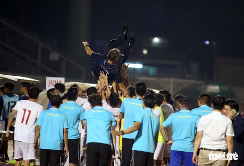 U19 Việt Nam đầy cảm xúc sau khi giành vé dự VCK châu Á 2020 - Ảnh 4. U19 Việt Nam đầy cảm xúc sau khi giành vé dự VCK châu Á 2020 - Ảnh 4.