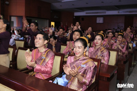 Đại biểu SSEAYP hò reo cùng những ca khúc Việt - Ảnh 1. Đại biểu SSEAYP hò reo cùng những ca khúc Việt - Ảnh 1.