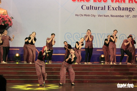 Đại biểu SSEAYP hò reo cùng những ca khúc Việt - Ảnh 2. Đại biểu SSEAYP hò reo cùng những ca khúc Việt - Ảnh 2.