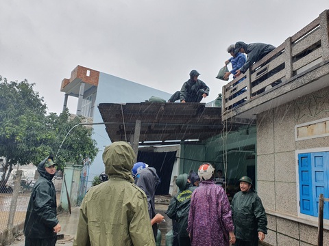 Quảng Ngãi huy động bộ đội giúp dân chống bão số 6 - Ảnh 6. Quảng Ngãi huy động bộ đội giúp dân chống bão số 6 - Ảnh 6.