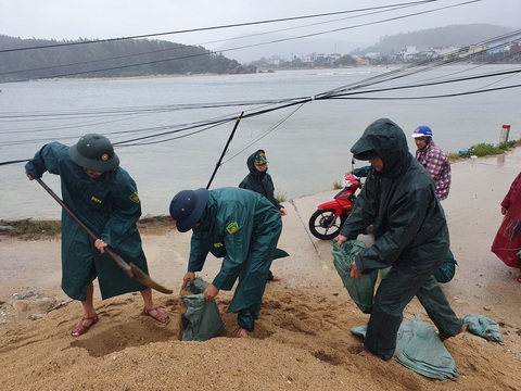 Quảng Ngãi huy động bộ đội giúp dân chống bão số 6 - Ảnh 2. Quảng Ngãi huy động bộ đội giúp dân chống bão số 6 - Ảnh 2.
