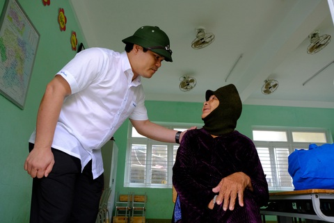 Quảng Ngãi huy động bộ đội giúp dân chống bão số 6 - Ảnh 4. Quảng Ngãi huy động bộ đội giúp dân chống bão số 6 - Ảnh 4.