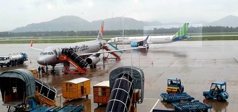 Tạm đóng cửa sân bay, hàng không hủy nhiều chuyến do bão số 6 - Ảnh 1. Tạm đóng cửa sân bay, hàng không hủy nhiều chuyến do bão số 6 - Ảnh 1.