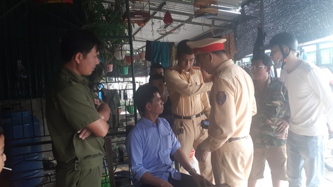 Gây tai nạn bỏ chạy bị dân bắt được, tài xế say xỉn xưng thiếu tá quân đội - Ảnh 2. Gây tai nạn bỏ chạy bị dân bắt được, tài xế say xỉn xưng thiếu tá quân đội - Ảnh 2.