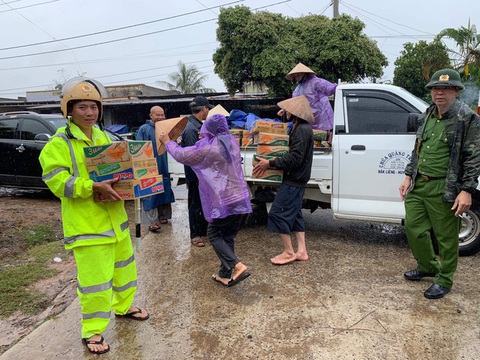 Lũ chia cắt nhiều vùng ở Đắk Lắk, Phú Yên - Ảnh 3. Lũ chia cắt nhiều vùng ở Đắk Lắk, Phú Yên - Ảnh 3.