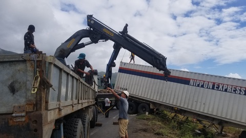 Hai xe tải lao xuống ruộng khi di chuyển trong bão nghi do mất lái - Ảnh 3.