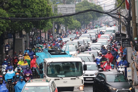 TP.HCM mưa từ đêm đến trưa, đường phố ùn ứ ngày đầu tuần - Ảnh 3. TP.HCM mưa từ đêm đến trưa, đường phố ùn ứ ngày đầu tuần - Ảnh 3.