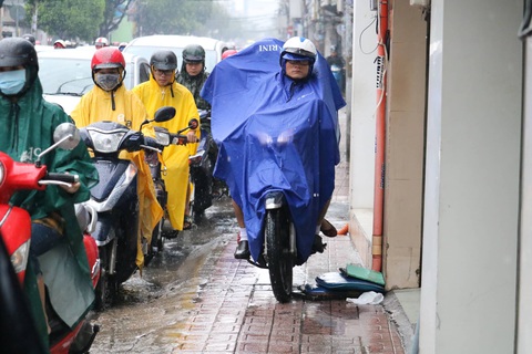 TP.HCM mưa từ đêm đến trưa, đường phố ùn ứ ngày đầu tuần - Ảnh 5. TP.HCM mưa từ đêm đến trưa, đường phố ùn ứ ngày đầu tuần - Ảnh 5.