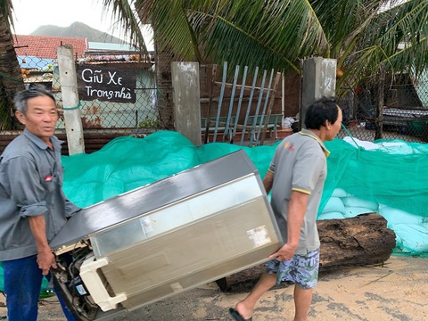 Chằng chống mái nhà chống bão, một người bị trượt chân ngã chết - Ảnh 1. Chằng chống mái nhà chống bão, một người bị trượt chân ngã chết - Ảnh 1.