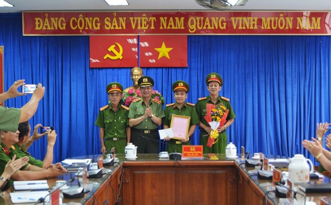 Phá đường dây ma túy ở quận 12, bắt 5 người, thu giữ 2 khẩu súng - Ảnh 2. Phá đường dây ma túy ở quận 12, bắt 5 người, thu giữ 2 khẩu súng - Ảnh 2.
