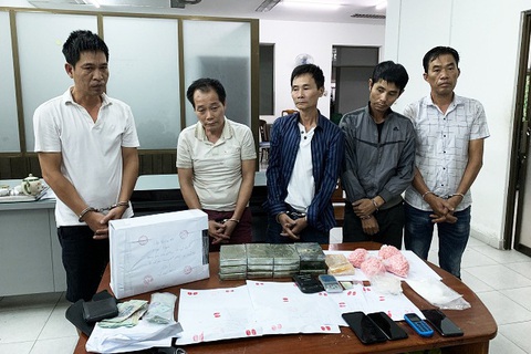 Phá đường dây ma túy ở quận 12, bắt 5 người, thu giữ 2 khẩu súng - Ảnh 1. Phá đường dây ma túy ở quận 12, bắt 5 người, thu giữ 2 khẩu súng - Ảnh 1.
