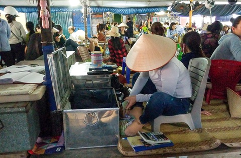 Chợ tiền biên giới - Kỳ 1: Đi mua... tiền - Ảnh 3. Chợ tiền biên giới - Kỳ 1: Đi mua... tiền - Ảnh 3.