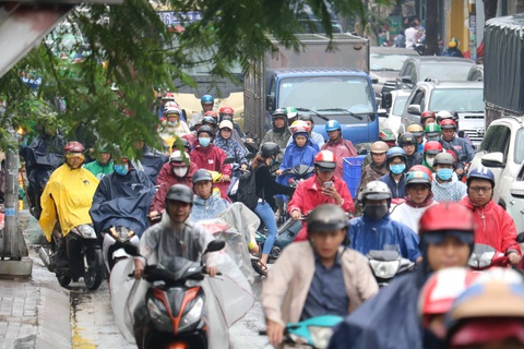TP.HCM mưa từ đêm đến trưa, đường phố ùn ứ ngày đầu tuần - Ảnh 6. TP.HCM mưa từ đêm đến trưa, đường phố ùn ứ ngày đầu tuần - Ảnh 6.