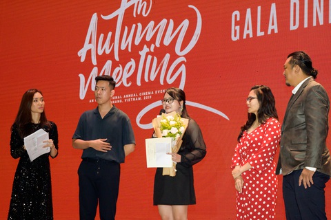 Câu chuyện về cô gái đa nhân cách thắng giải thương mại ở Gặp gỡ mùa thu - Ảnh 1. Câu chuyện về cô gái đa nhân cách thắng giải thương mại ở Gặp gỡ mùa thu - Ảnh 1.