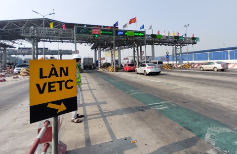 Ra quân tuyên truyền, xử lý xe chưa gắn thẻ nộp phí tự động đi vào làn thu ETC - Ảnh 1. Ra quân tuyên truyền, xử lý xe chưa gắn thẻ nộp phí tự động đi vào làn thu ETC - Ảnh 1.