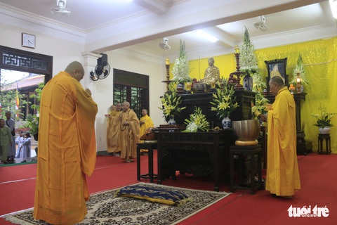 Người Huế đội mưa tiễn đưa cố đại lão hòa thượng Thích Trí Quang - Ảnh 2. Người Huế đội mưa tiễn đưa cố đại lão hòa thượng Thích Trí Quang - Ảnh 2.