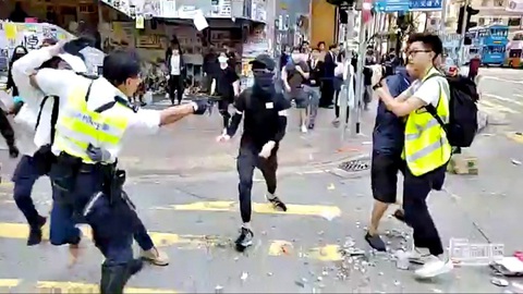 Biểu tình Hong Kong tăng cấp độ bạo lực - Ảnh 1. Biểu tình Hong Kong tăng cấp độ bạo lực - Ảnh 1.