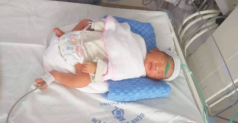 Cứu sống bé trai 34 tuần tuổi trong bụng sản phụ bị ôtô húc văng bất tỉnh - Ảnh 2. Cứu sống bé trai 34 tuần tuổi trong bụng sản phụ bị ôtô húc văng bất tỉnh - Ảnh 2.