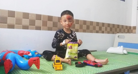 Cứu sống bé trai 34 tuần tuổi trong bụng sản phụ bị ôtô húc văng bất tỉnh - Ảnh 1. Cứu sống bé trai 34 tuần tuổi trong bụng sản phụ bị ôtô húc văng bất tỉnh - Ảnh 1.