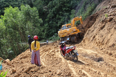 Hàng ngàn mét khối đất đá sạt xuống đường sá miền núi Quảng Ngãi - Ảnh 5. Hàng ngàn mét khối đất đá sạt xuống đường sá miền núi Quảng Ngãi - Ảnh 5.