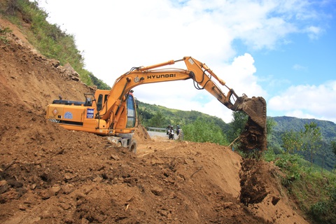 Hàng ngàn mét khối đất đá sạt xuống đường sá miền núi Quảng Ngãi - Ảnh 1. Hàng ngàn mét khối đất đá sạt xuống đường sá miền núi Quảng Ngãi - Ảnh 1.