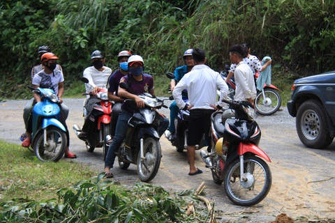 Hàng ngàn mét khối đất đá sạt xuống đường sá miền núi Quảng Ngãi - Ảnh 2. Hàng ngàn mét khối đất đá sạt xuống đường sá miền núi Quảng Ngãi - Ảnh 2.