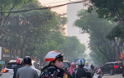 Hà Nội ô nhiễm chưa từng thấy, mọi người hạn chế ra đường - Ảnh 1. Hà Nội ô nhiễm chưa từng thấy, mọi người hạn chế ra đường - Ảnh 1.