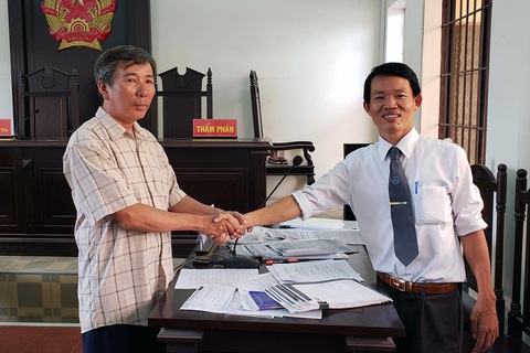 Người lao động thắng kiện doanh nghiệp trả lương ngừng việc sai luật - Ảnh 1. Người lao động thắng kiện doanh nghiệp trả lương ngừng việc sai luật - Ảnh 1.
