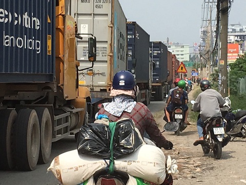 Container ùn ứ trên quốc lộ 13 vì hải quan tăng kiểm tra xuất xứ - Ảnh 2. Container ùn ứ trên quốc lộ 13 vì hải quan tăng kiểm tra xuất xứ - Ảnh 2.