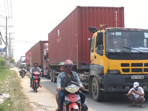 Container ùn ứ trên quốc lộ 13 vì hải quan tăng kiểm tra xuất xứ - Ảnh 1. Container ùn ứ trên quốc lộ 13 vì hải quan tăng kiểm tra xuất xứ - Ảnh 1.