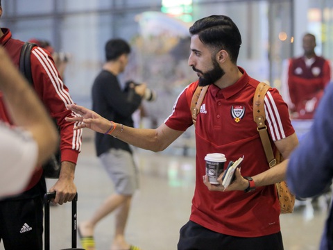 Tuyển UAE đi chuyên cơ tới Hà Nội lúc nửa đêm với vẻ mệt mỏi - Ảnh 4. Tuyển UAE đi chuyên cơ tới Hà Nội lúc nửa đêm với vẻ mệt mỏi - Ảnh 4.