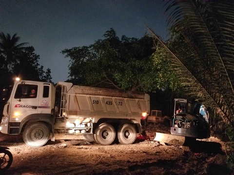 Cả phường ra bãi đất trống ở quận 12 xử hố chôn chất thải sát sông Vàm Thuật - Ảnh 2. Cả phường ra bãi đất trống ở quận 12 xử hố chôn chất thải sát sông Vàm Thuật - Ảnh 2.