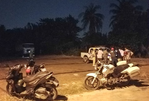 Cả phường ra bãi đất trống ở quận 12 xử hố chôn chất thải sát sông Vàm Thuật - Ảnh 4. Cả phường ra bãi đất trống ở quận 12 xử hố chôn chất thải sát sông Vàm Thuật - Ảnh 4.
