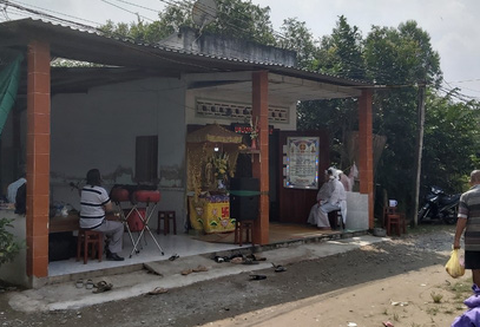 Đang ngủ trưa trên võng bị hàng xóm chém tử vong - Ảnh 1. Đang ngủ trưa trên võng bị hàng xóm chém tử vong - Ảnh 1.