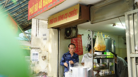 Bí quyết Phở Cụ Chiêu: công phu người đứng thớt - Ảnh 8. Bí quyết Phở Cụ Chiêu: công phu người đứng thớt - Ảnh 8.