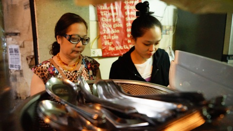 Bí quyết Phở Cụ Chiêu: công phu người đứng thớt - Ảnh 4. Bí quyết Phở Cụ Chiêu: công phu người đứng thớt - Ảnh 4.