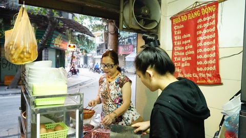 Bí quyết Phở Cụ Chiêu: công phu người đứng thớt - Ảnh 2. Bí quyết Phở Cụ Chiêu: công phu người đứng thớt - Ảnh 2.