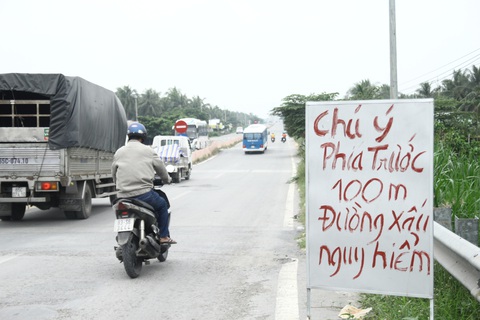 Dân tự làm biển báo cảnh báo tai nạn ở đường dẫn cầu Cổ Chiên - Ảnh 2. Dân tự làm biển báo cảnh báo tai nạn ở đường dẫn cầu Cổ Chiên - Ảnh 2.