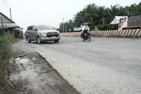 Dân tự làm biển báo cảnh báo tai nạn ở đường dẫn cầu Cổ Chiên - Ảnh 4. Dân tự làm biển báo cảnh báo tai nạn ở đường dẫn cầu Cổ Chiên - Ảnh 4.