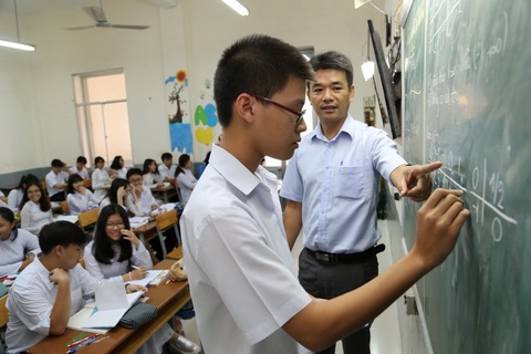 Thầy viết đúng không mà viết theo? Viết theo sai ráng chịu - Ảnh 1. Thầy viết đúng không mà viết theo? Viết theo sai ráng chịu - Ảnh 1.