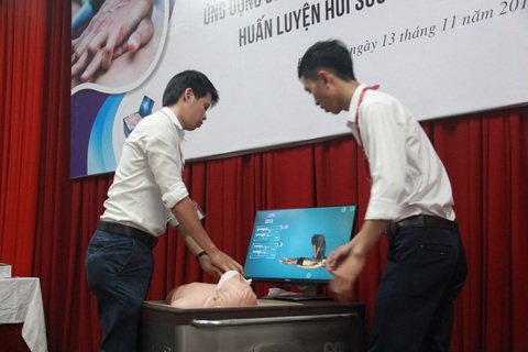 Trường đại học làm sản phẩm huấn luyện kỹ năng cấp cứu tim, phổi - Ảnh 1. Trường đại học làm sản phẩm huấn luyện kỹ năng cấp cứu tim, phổi - Ảnh 1.