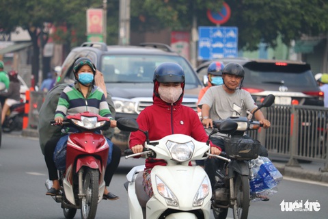 TP.HCM tù mù từ sáng đến trưa, ứng dụng môi trường cảnh báo nguy hại - Ảnh 5. TP.HCM tù mù từ sáng đến trưa, ứng dụng môi trường cảnh báo nguy hại - Ảnh 5.