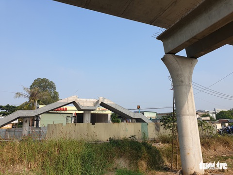 Dầm cầu bêtông rơi đè bẹp xe container đang chạy trên đường - Ảnh 4. Dầm cầu bêtông rơi đè bẹp xe container đang chạy trên đường - Ảnh 4.