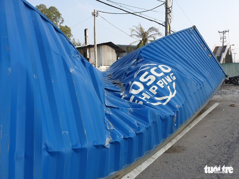 Dầm cầu bêtông rơi đè bẹp xe container đang chạy trên đường - Ảnh 3. Dầm cầu bêtông rơi đè bẹp xe container đang chạy trên đường - Ảnh 3.