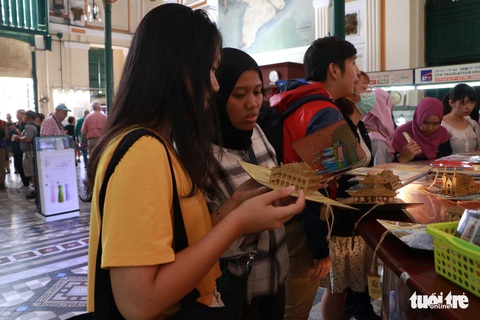 Đến TP.HCM, đại biểu SSEAYP mê cơm nhà với canh chua cá lóc, cua rang me - Ảnh 4. Đến TP.HCM, đại biểu SSEAYP mê cơm nhà với canh chua cá lóc, cua rang me - Ảnh 4.