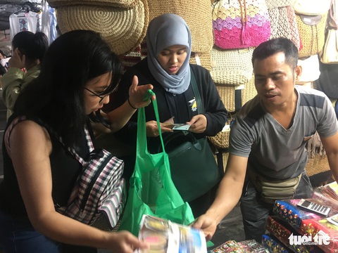 Đến TP.HCM, đại biểu SSEAYP mê cơm nhà với canh chua cá lóc, cua rang me - Ảnh 2. Đến TP.HCM, đại biểu SSEAYP mê cơm nhà với canh chua cá lóc, cua rang me - Ảnh 2.
