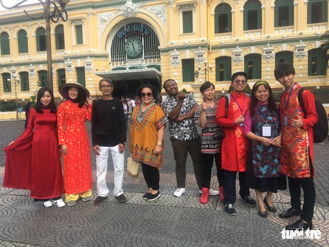 Đến TP.HCM, đại biểu SSEAYP mê cơm nhà với canh chua cá lóc, cua rang me - Ảnh 6. Đến TP.HCM, đại biểu SSEAYP mê cơm nhà với canh chua cá lóc, cua rang me - Ảnh 6.
